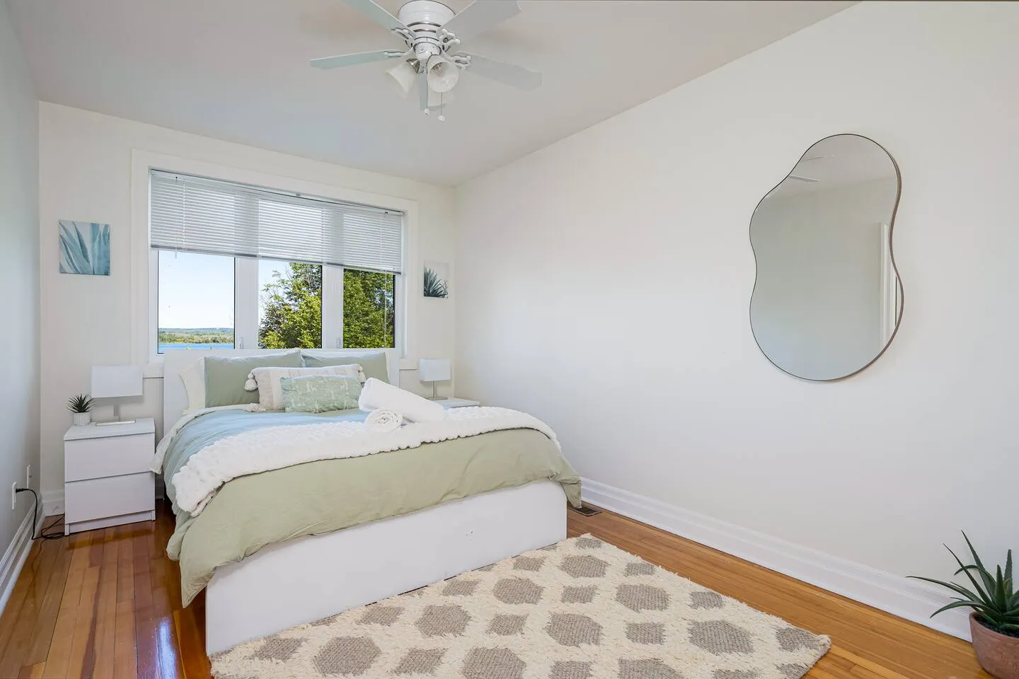 Bedroom with twin beds at The Bluffs Bayhouse