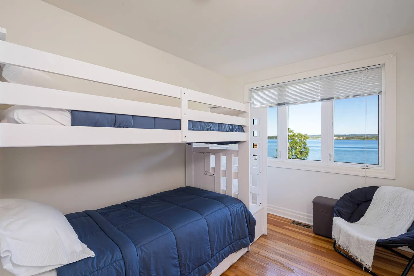 Bunk bed setup in The Bluffs Bayhouse guest room