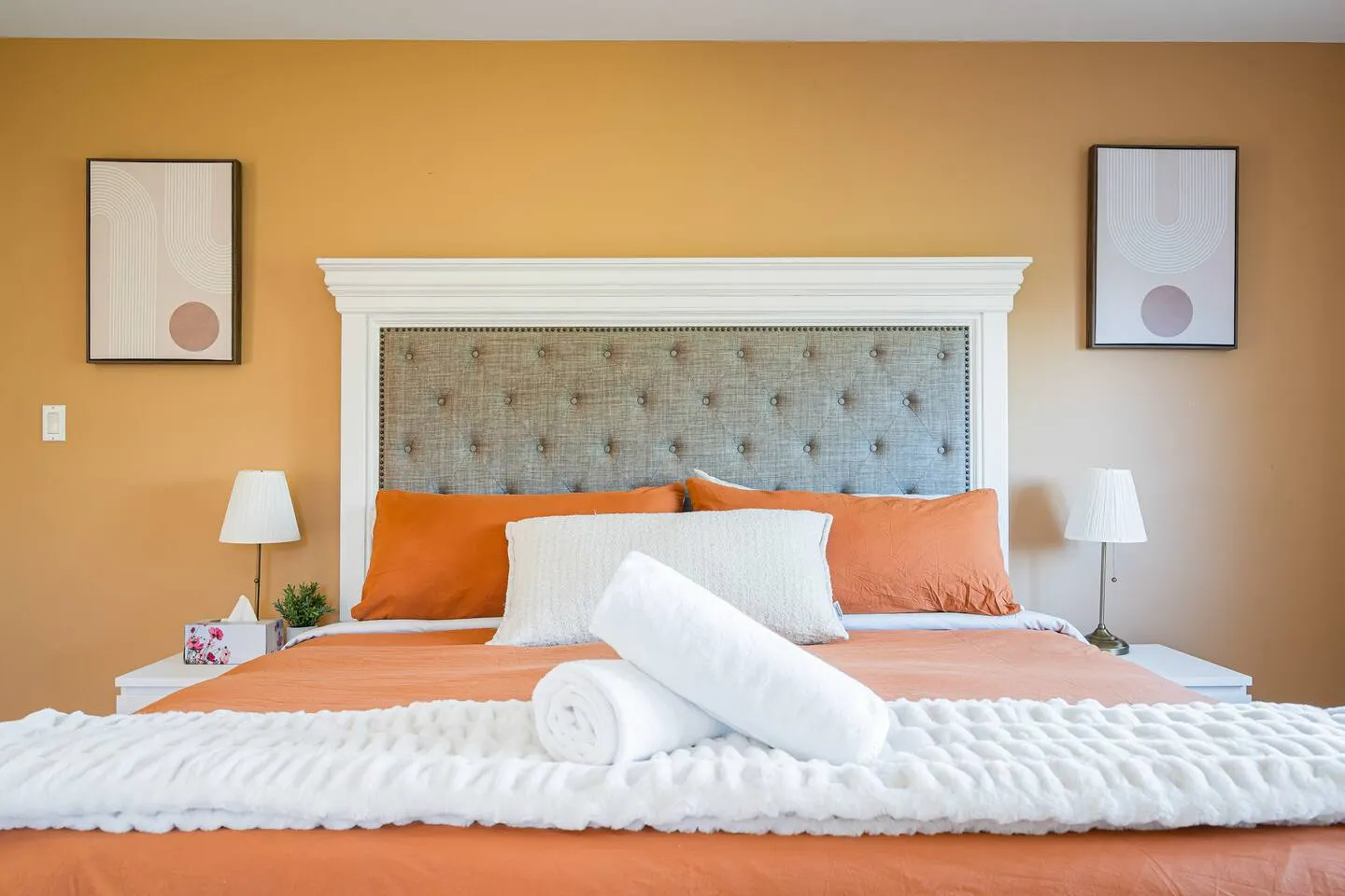 Master bedroom with comfortable bedding at The Bluffs Bayhouse