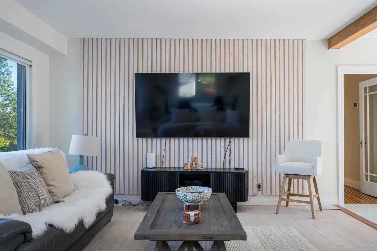 Modern living room featuring a flat-screen TV at The Bluffs Bayhouse