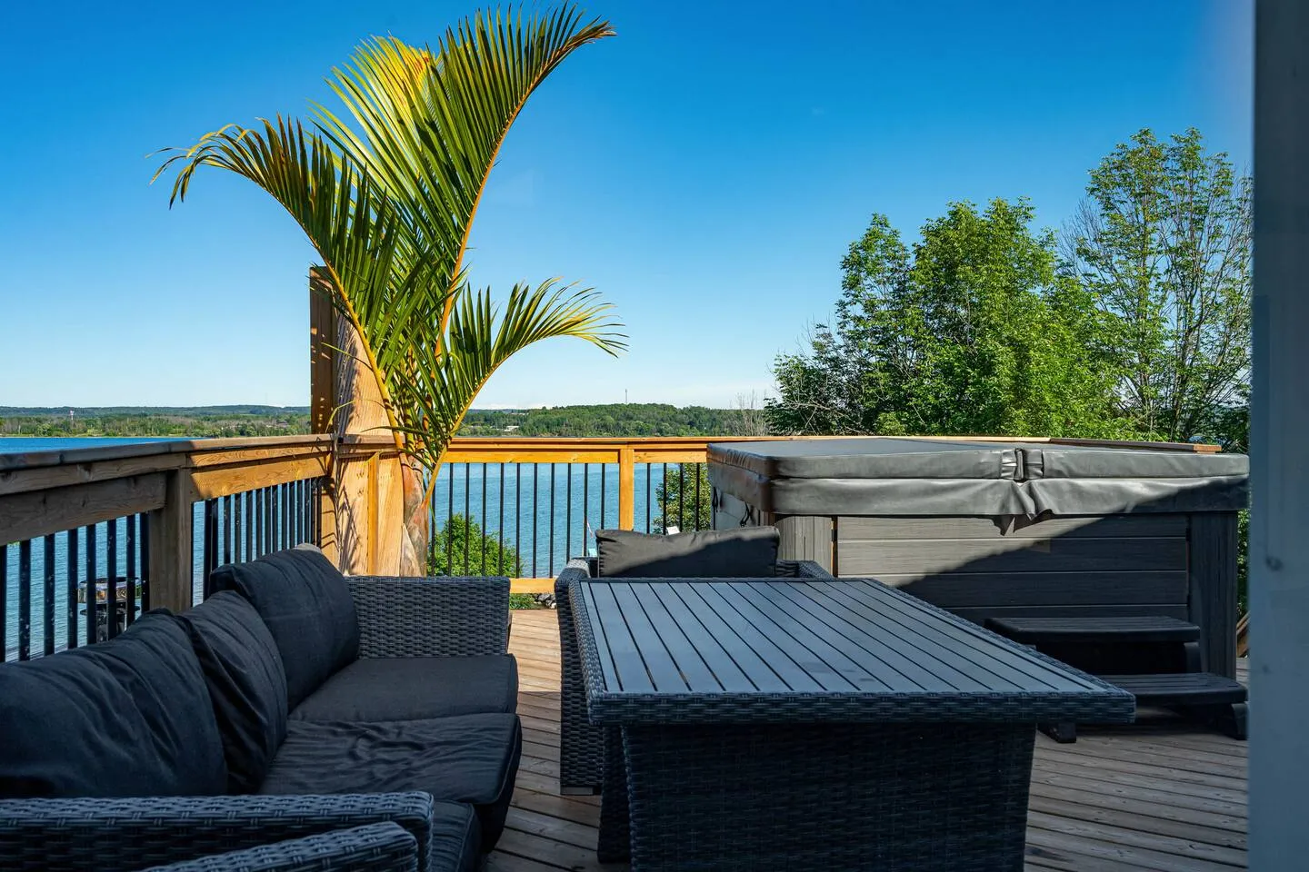 Hot tub on the deck at The Bluffs Bayhouse