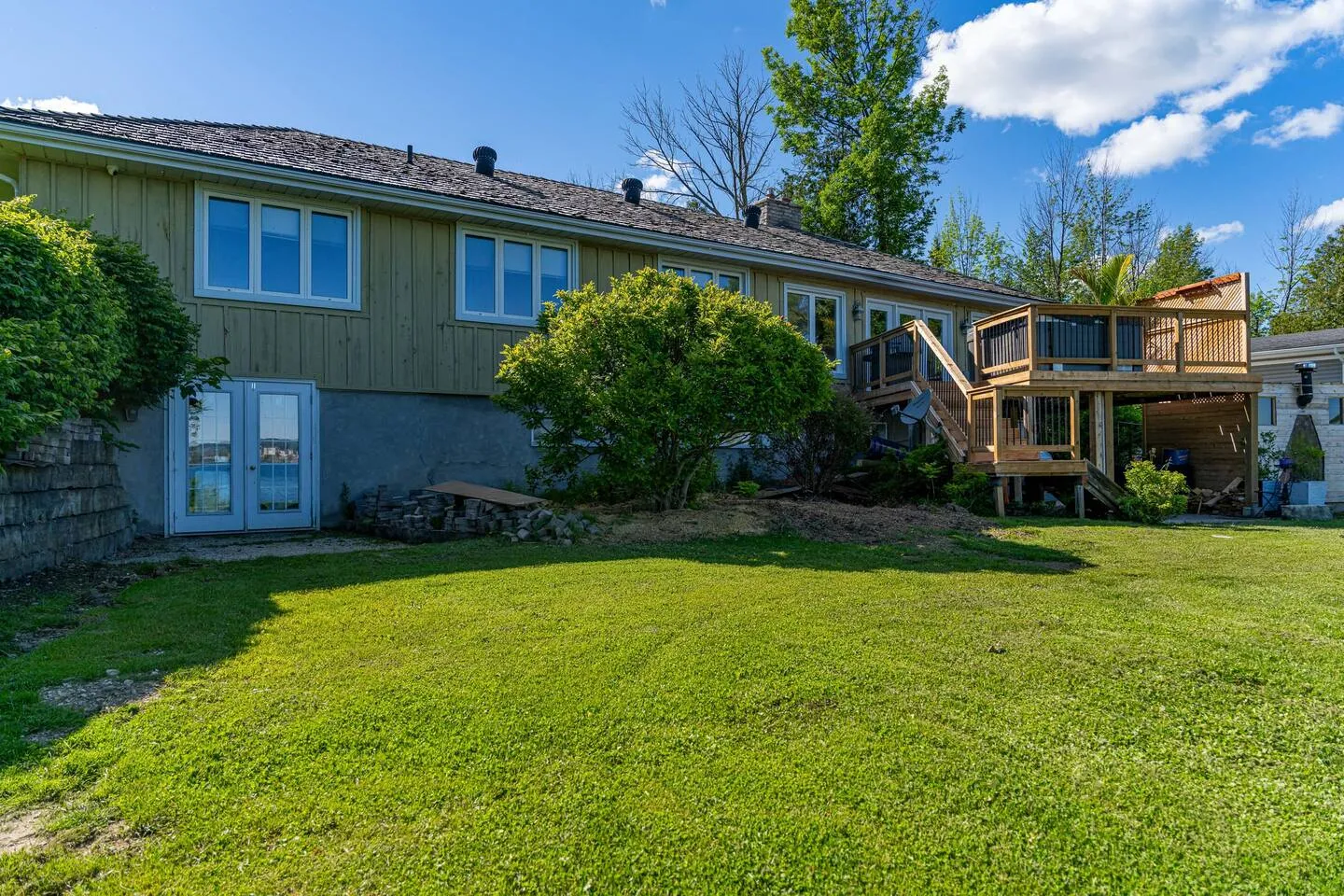 Waterfront lawn area at The Bluffs Bayhouse